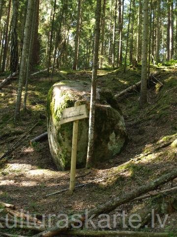Dzelzāmura Svētakmens. Foto J. Urtāns